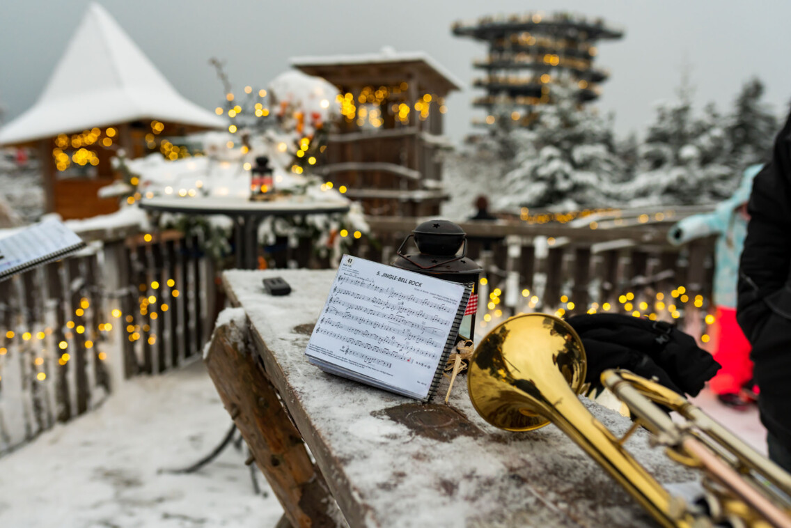 Adventliche Musik begleitet euren Weihnachtsmarktbesuch am Waldwipfelweg bei Sankt Englmar