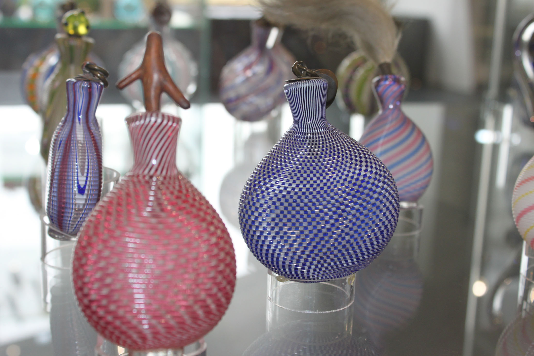 Kunstvoll verzierte Schnupftabakgläser könnt ihr im Glasmuseum Frauenau bewundern